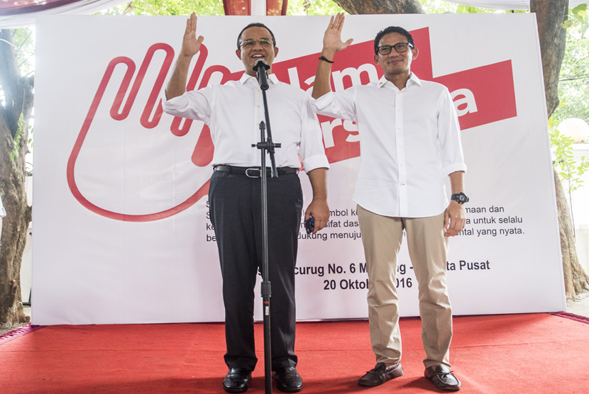 Calon Gubernur DKI Jakarta Anies Baswedan (kiri) bersama Calon Wakil Gubernur DKI Jakarta Sandiaga Uno (kanan) 