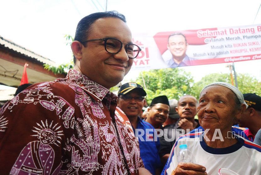 Anies Baswedan menyapa warga di Kampung Tanah Merah, Kelurahan Rawa Badak Selatan, Kecamatan Koja, Jakarta Utara saat mencalonkan diri sebagai Gubernur DKI Jakarta beberapa tahun lalu.