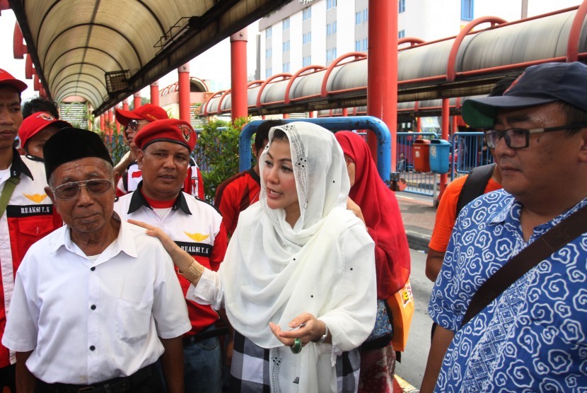Bakal calon Gubernur DKI Jakarta, Hasnaeni Moein (kanan) berbincang dengan warga saat berkunjung ke Terminal Blok M untuk menemui sopir, kondektur dan penumpang metromini di Terminal Blok M, Jakarta, Jumat (18/3).