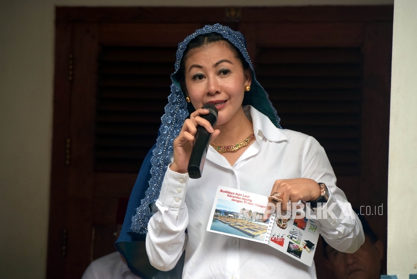 Bakal calon Gubernur DKI Jakarta Hasnaeni Moein menyampaikan pidato sambutannya saat menghadiri Deklarasi dan Diskusi Anak kampung komunitas Jakarta Teguh Beriman di Kramat Sentiong, Jakarta, Ahad (17/4). (Republika / Rakhmawaty La