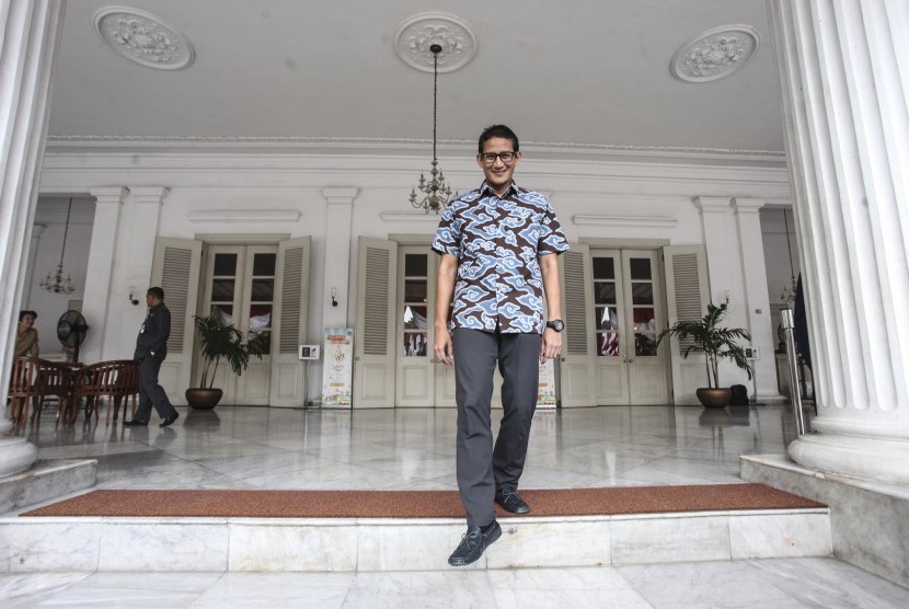 Bakal Calon Gubernur DKI Jakarta Sandiaga Uno berjalan usai bertemu dengan Gubernur DKI Jakarta Basuki Tjahaja Purnama di halaman pendopo Kantor Balaikota DKI Jakarta, Jumat (12/8). 