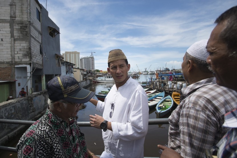 Bakal Calon Gubernur DKI Jakarta Sandiaga Uno (kedua kiri) berdialog dengan warga di Kampung Luar Batang, Penjaringan, Jakarta, Jumat (8/4).