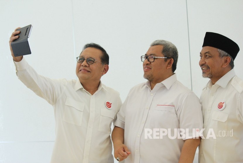 Bakal Calon Gubernur Jabar Sudrajat (kiri) dan Wakilnya Ahamad Syaikhu (kanan) beserta Ahmad Heryawan (tengah) berswafoto, pada acara silaturahim bersama wartawan di The Kartipah, Jl Djuanda, Kota Bandung, Kota Bandung, (21/1)