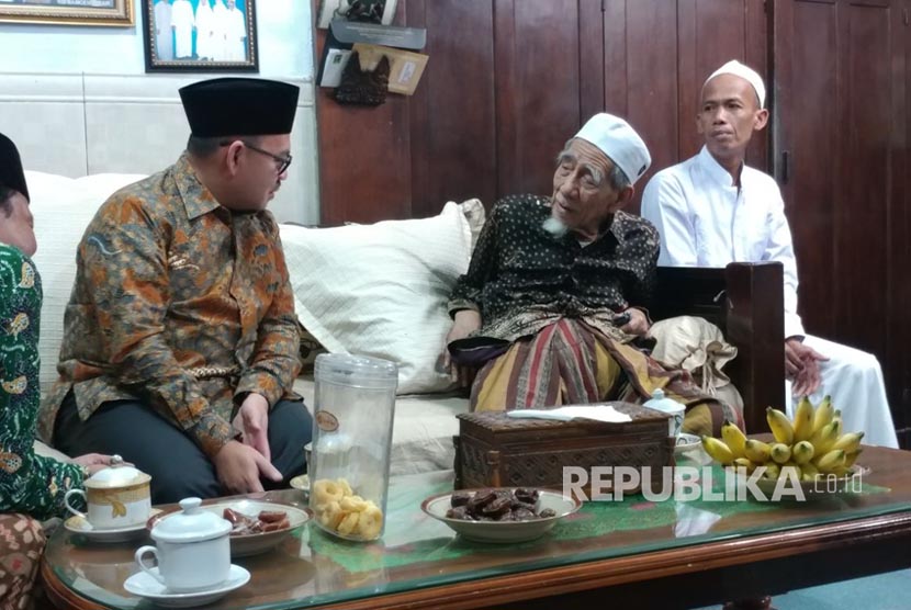 Bakal calon gubernur Jateng Sudirman Said bersilaturahim  ke kediaman  Mbah Maimoen di kompleks pondok pesantren Al Anwar, Sarang, Rabu (16/8) subuh. 