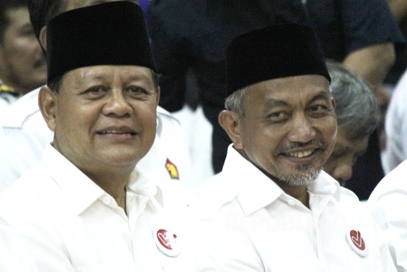 Bakal Calon Gubernur dan Wakil Gubernur Jawa Barat, Sudrajat dan Ahmad Syaikhu saat melakukan pendaftaran di Kantor KPU Jawa Barat, Kota Bandung, Rabu (10/1).