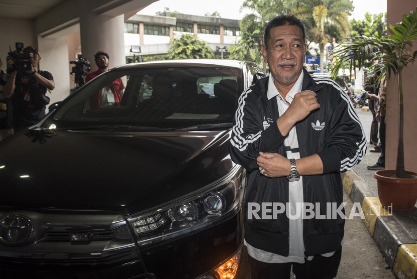 Bakal calon Gubernur Jawa Barat Deddy Mizwar tiba di RS Hasan Sadikin untuk jalani pemeriksaan kesehatan di Bandung, Jawa Barat, Kamis (11/1). 