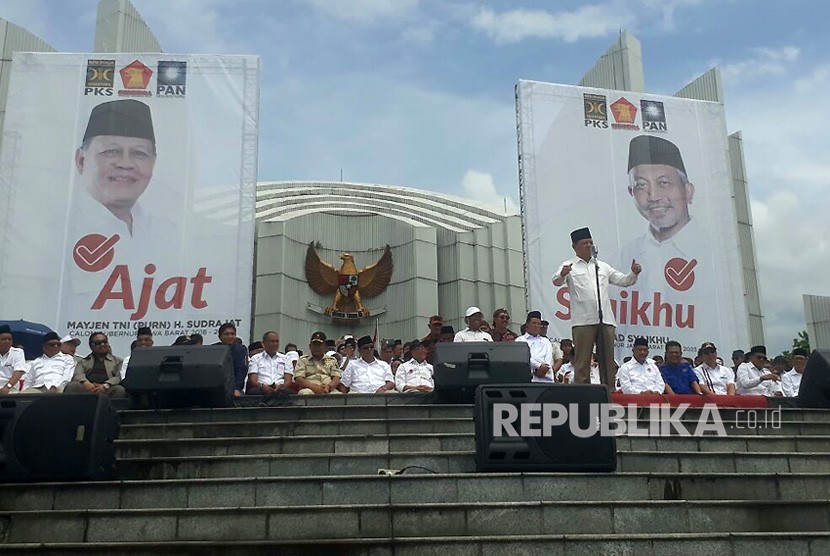 Bakal calon gubernur Jawa Barat, Sudrajat memberikan orasi dalam deklarasi pasangan asyik di monumen perjuangan, Rabu (10/1).