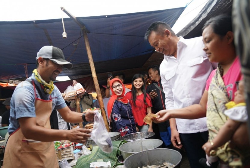 Bakal Calon Gubernur Jawa Barat Tb Hasanuddin (Kang Hasan) berbincang dengan pedagang Pasar Ciawitali, Kabupaten Garut, Jumat (2/2).