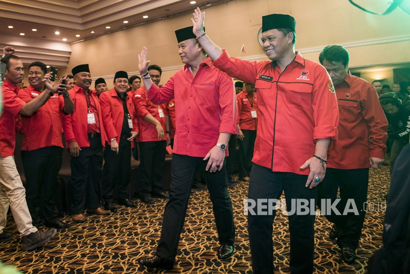 Bakal calon Gubernur Jawa Barat Tubagus Hasanuddin (kedua kanan) didampingi bakal calon Wakil Gubernur Jawa Barat Anton Charliyan (kanan) menyapa kader PDI Perjuangan saat Rapat Kerja Daerah Khusus (Rakerdasus) PDI Perjuangan Jabar di Bandung, Jawa Barat, Rabu (10/1). Anton adalah jenderal polisi aktif. 