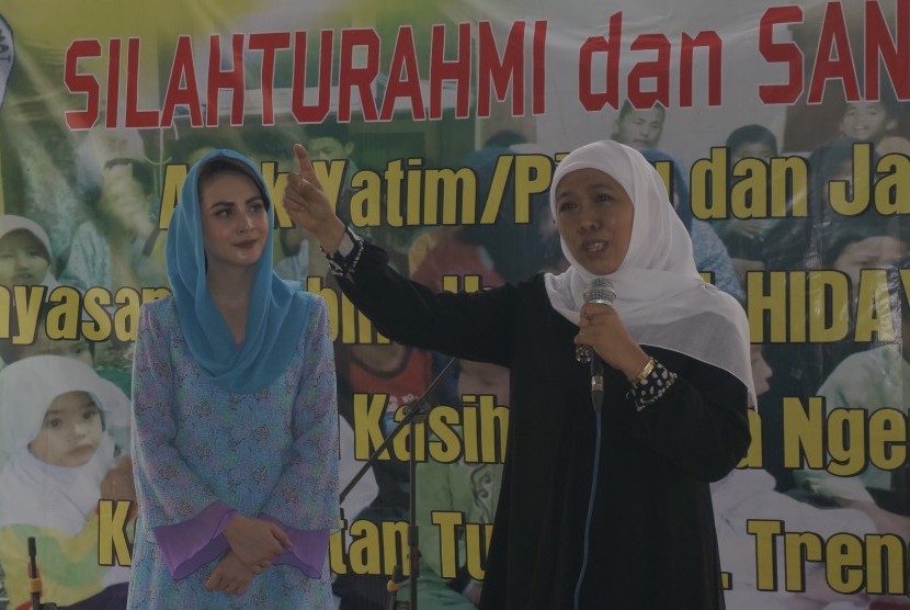 Bakal calon Gubernur Jawa Timur Khofifah Indar Parawansa (kanan) didampingi istri Bakal Cawagubnya, artis Arumi Bachsin