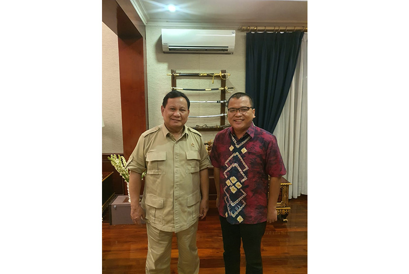 Bakal calon gubernur Kalimantan Selatan Denny Indrayana menyambangi kediaman Ketua Umum Partai Gerindra Prabowo Subianto, Kertanegara, Jakarta, Senin (29/6) malam. 