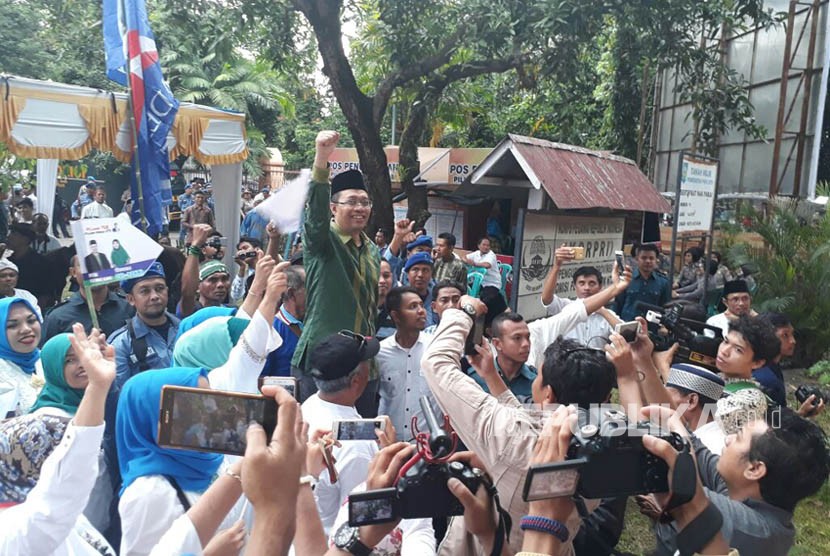 Bakal calon gubernur NTB yang diusung Demokrat dan PKS, Zulkieflimansyah menyapa ribuan pendukungnya di sela-sela proses verifikasi berkas pendaftaran di Kantor KPU NTB, Rabu (10/1) sore.