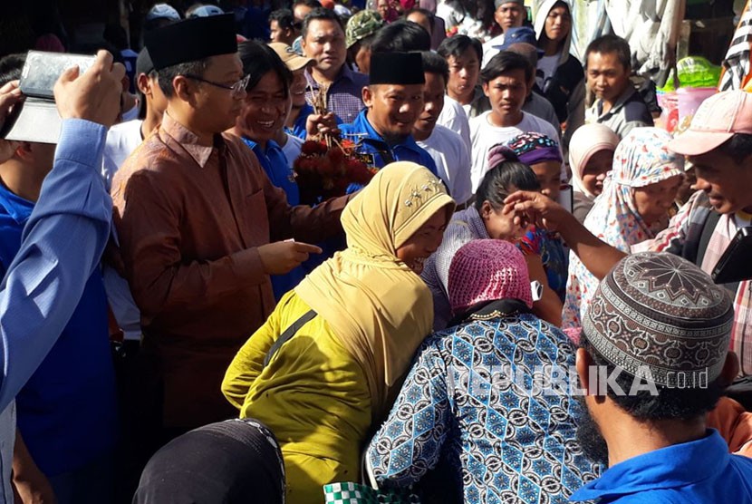 Bakal calon Gubernur NTB, Zulkieflimansyah mendatangi Pasar Renteng di Lombok Tengah, NTB pada Senin (5/2).
