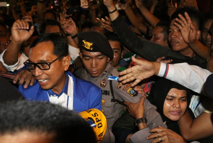 Bakal calon Gubernur Sumatera Utara JR Saragih (kiri) disambut pendukungnya seusai mengikuti sidang putusan sengketa Pilkada di Gedung edung Badan Pengawas Bawaslu, di Medan, Sumatera Utara, Sabtu (3/3). 