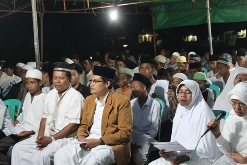  Bakal calon independent bupati Bima Abdul Khayir (tengah)