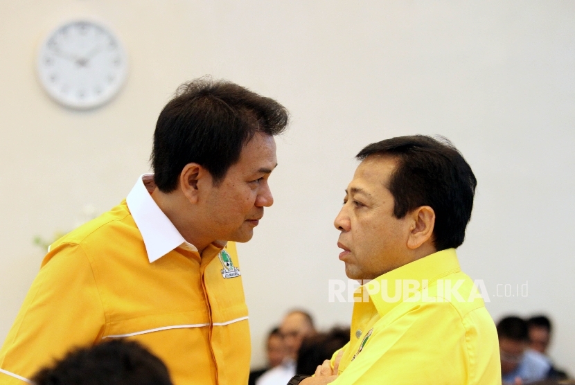 Ketua Umum DPP Partai Setya Novanto (kanan) berbincang bersama Aziz Syamsudin di kantor DPP Partai Golkar, Jakarta. (Republika/Rakhmawaty La'lang)