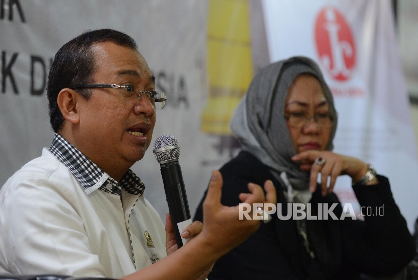  Bakal Calon Ketua Umum Partai Golkar Priyo Budi Santoso (kiri) bersama Pengamat Politik Siti Zuhro (kedua kiri) memberikan pemaparan saat menjadi pembicara dalam diskusi yang bertemakan Babak Baru Partai Politik yang diadakan di Jakarta, Senin (25/4).  (R