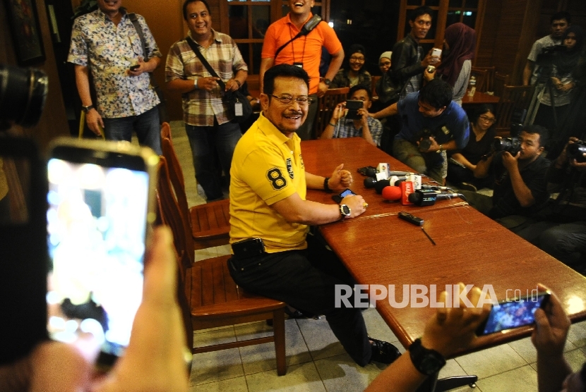 Bakal Calon Ketua Umum Partai Golkar Syahrul Yasin Limpo saat akan berbicara kepada media di Jakarta, Ahad (8/5). (Republika/Tahta Aidilla)