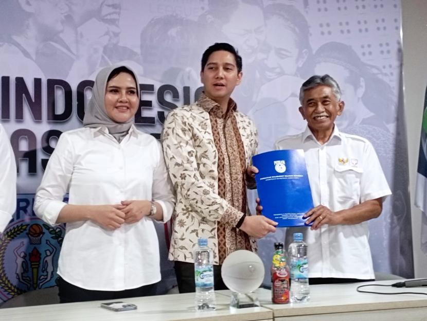 Ketua Umum PP Perbasi Budisatrio Djiwandono (tengah).