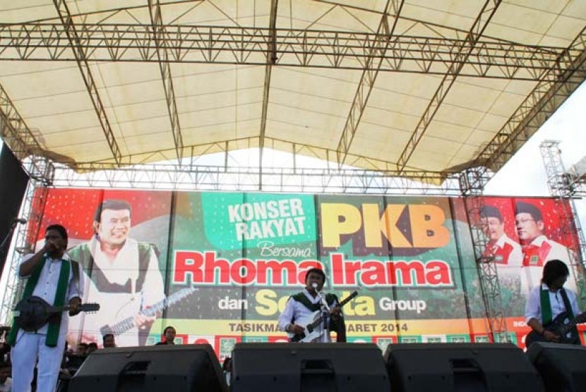 Bakal calon Presiden 2014 Rhoma Irama berorasi lewat lagu dihadapan simapatisan dan kader PKB, di Lapangan Awipari, Tasikmalaya, Jawa Barat, Kamis (20/2)