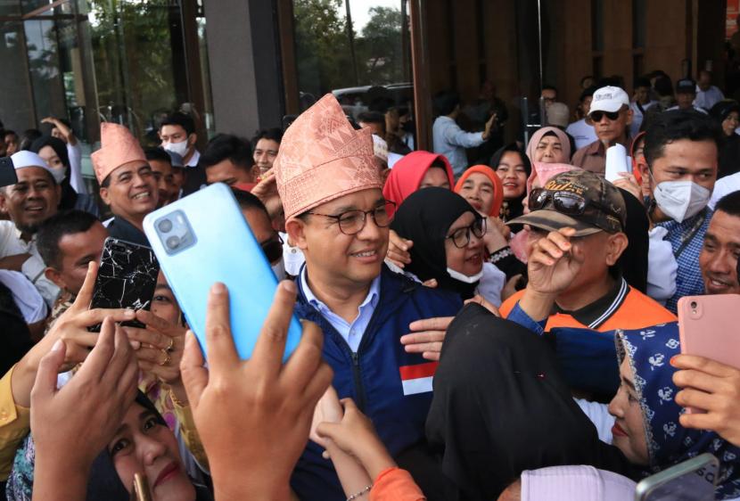 Bakal calon presiden 2024 Anies Baswedan (rompi biru) saat safari politik di Pulau Sumatra, Senin (5/12/2022). Safari politik Anies ini kemudian dilaporkan oleh Aliansi Pemuda Cinta Demokrasi ke Bawaslu. (ilustrasi)