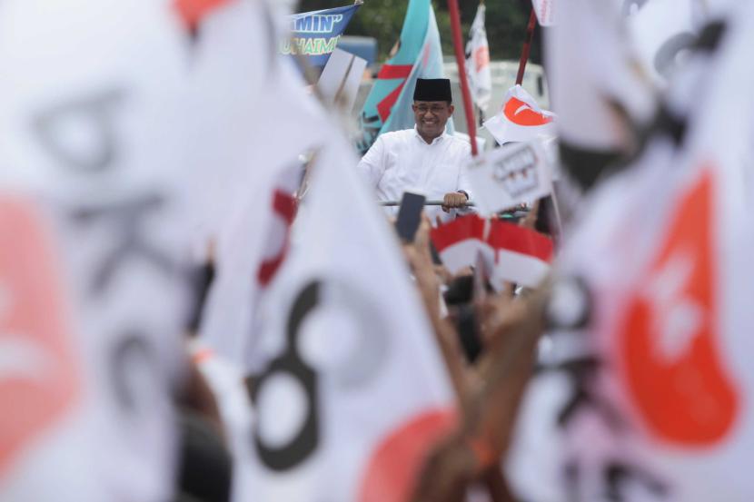 Bakal calon presiden Anies Rasyid Baswedan saat melakukan pawai sebelum mendaftarkan diri ke KPU, Menteng, Jakarta Pusat, Kamis (19/10/2023). 