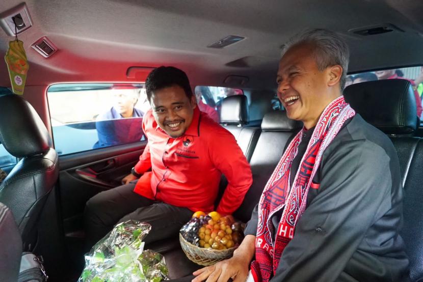 Bakal calon presiden (bacapres) 2024 dari PDIP, Ganjar Pranowo semobil dengan Wali Kota Medan Bobby Nasution yang juga merupakan menantu Presiden Joko Widodo saat melawat ke Sumatra Utara.