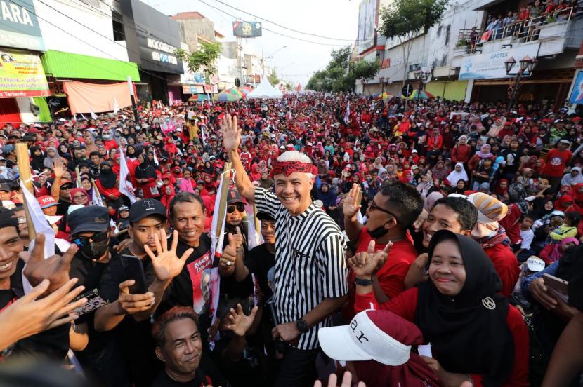 Bakal calon presiden (bacapres) 2024 dari PDIP Ganjar Pranowo menyapa 32.126 orang pendukungnya yang tergabung dalam relawan Desa Paguyuban Sedulur Ganjar di Alun-Alun Nganjuk, Jawa Timur (Jatim), Jumat (23/6/2023).