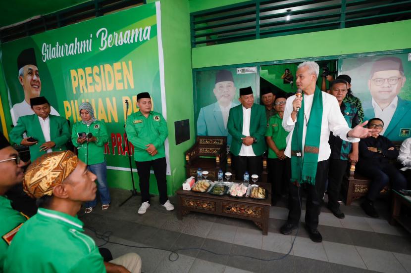 Bakal calon presiden (bacapres) 2024 PDI-P Ganjar Pranowo, berkunjung ke DPW PPP Sulawesi Utara yang berada di Kecamatan Paal Dua, Kota Manado pada Kamis (18/5/2023) pagi. 
