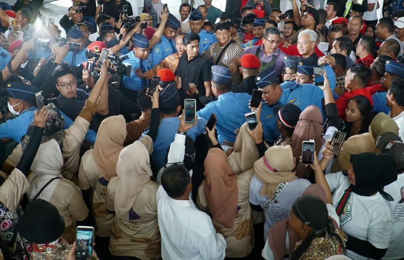 Bakal calon presiden (Bacapres) dari PDIP, Ganjar Pranowo disambut antusiasme dan ribuan orang relawannya saat tiba di Bandar Udara Internasional Kualanamu, Deli Serdang, Sumatera Utara, Ahad (11/6/2023). 