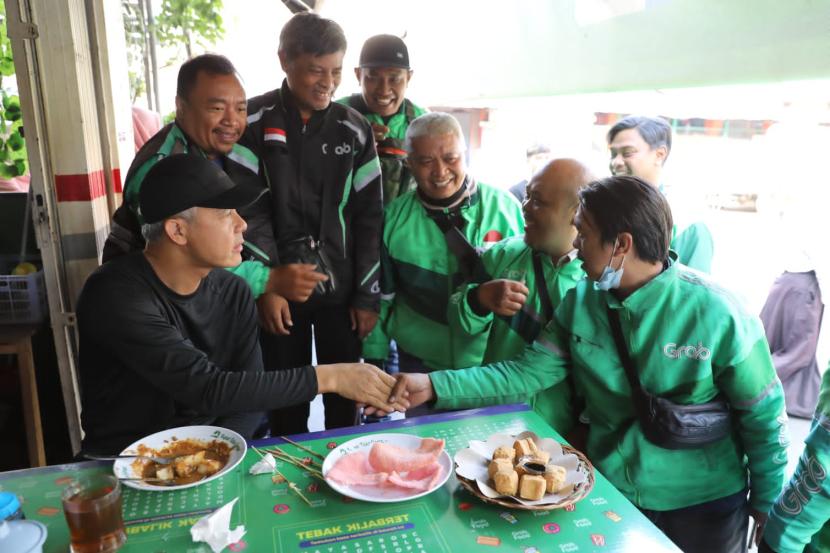 Bakal Calon Presiden (Bacapres) Ganjar Pranowo mengawali aktivitasnya dengan berlari di seputaran Kota Bandung, Jawa Barat, Rabu (4/10/2023).