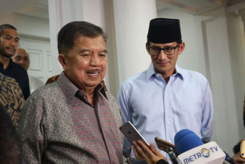 Bakal calon presiden (bacapres) Prabowo Subianto dan bakal calon wakil presiden (bacawapres) Sandiaga Salahuddin Uno menyambangi rumah dinas Wakil Presiden Jusuf Kalla (JK) Menteng, Jakarta Pusat, Rabu (15/8). 