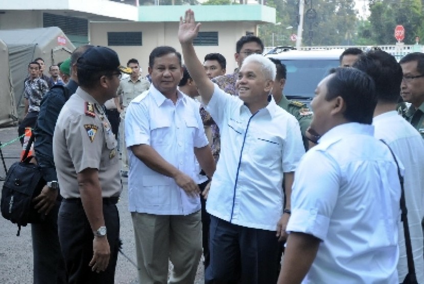 Bakal calon presiden dan wakil presiden dari poros Partai Gerindra-Partai Amanat Nasional (PAN) Prabowo Subianto (kedua kiri) dan Hatta Rajasa (ketiga kiri) bersiap menjalani tes kesehatan di Rumah Sakit Pusat Angkatan Darat (RSPAD) Gatot Subroto, Jakarta,