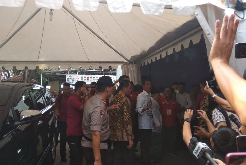 Bakal Calon Presiden, Joko Widodo, tiba di Kantor KPU, Menteng, Jakarta Pusat, Jumat (10/8).