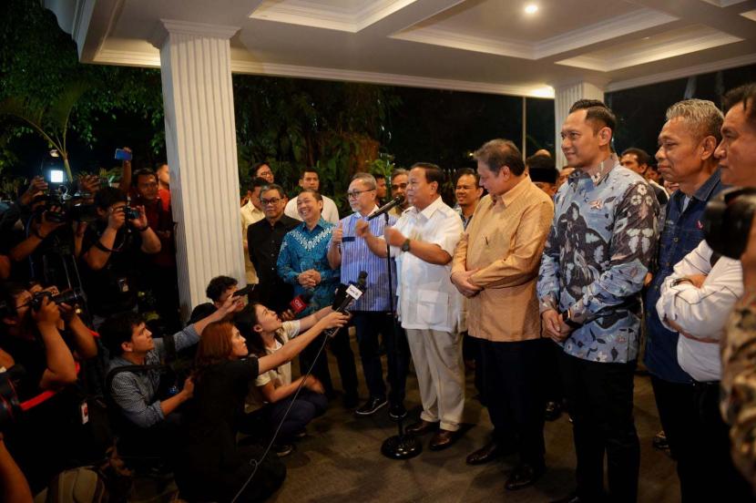 Bakal calon Presiden Prabowo Subianto (tengah). Prabowo Subianto geram disebut terlalu tua dan Gibran terlalu muda.