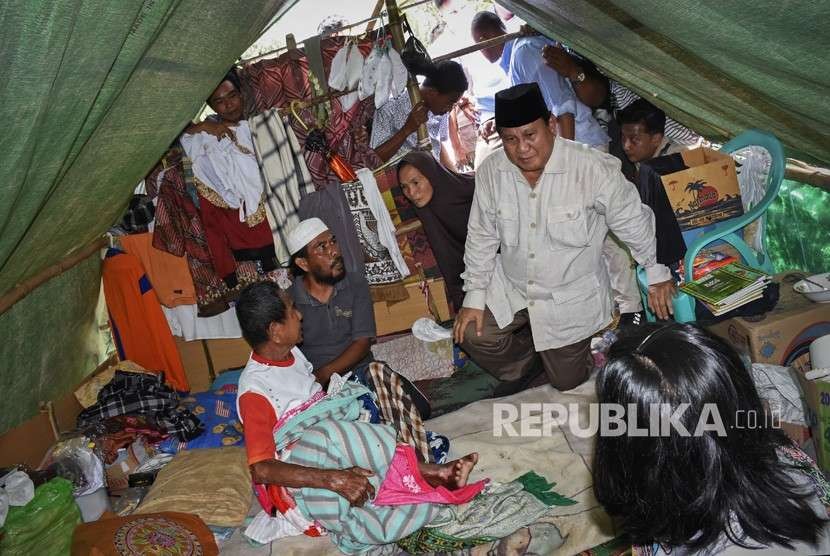 Presidential candidate in next year's election, Prabowo Subianto (right) visits earthquake victims in Guntur Macan Village, Gunungsari, West Lombok, West Nusa Tenggara (NTB), Wednesday (Sept 5). 