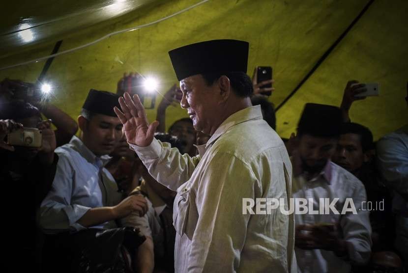 Bakal Calon Presiden Prabowo Subianto melambaikan tangan saat mengunjungi korban gempa di posko pengungsian Desa Guntur Macan, Kecamatan Gunungsari, Lombok Barat, NTB, Rabu (5/9).