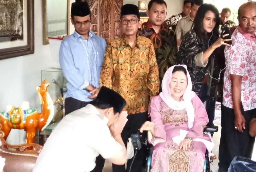 Bakal Calon Presiden Prabowo Subianto menyambangi kediaman almarhum Presiden RI ke-4 KH Abdurrahman Wahid (Gus Dur) di Ciganjur, Jakarta Selatan, Kamis (13/9). Prabowo disambut oleh istri almarhum, Shinta Nuriyah Wahid dan putri keduanya, Yenny Wahid.  