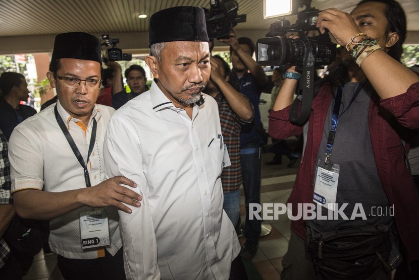Bakal calon Wakil Gubernur Jawa Barat Ahmad Syaikhu (tengah) tiba di RS Hasan Sadikin untuk jalani pemeriksaan kesehatan di Bandung, Jawa Barat, Kamis (11/1).