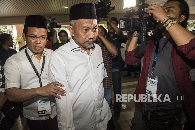 Calon Wakil Gubernur Jawa Barat Ahmad Syaikhu (tengah)