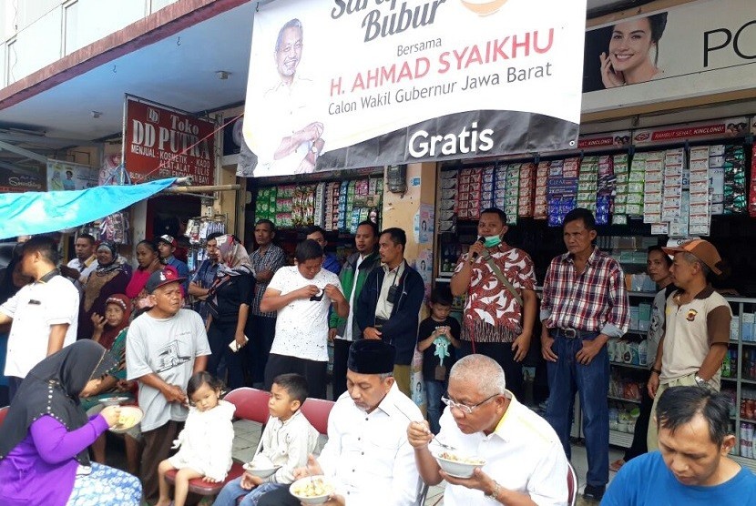 Bakal calon wakil gubernur Jawa Barat dari PKS Akhmad Syaikhu melakukan blusukan dan makan bubur bersama warga untuk menampung aspirasi masyarakat di Pasar Cisaat, Kabupaten Sukabumi, Sabtu (14/10).