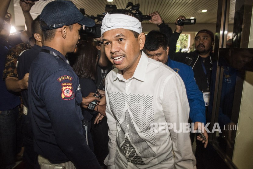 Bakal calon Wakil Gubernur Jawa Barat Dedi Mulyadi tiba di RS Hasan Sadikin untuk jalani pemeriksaan kesehatan di Bandung, Jawa Barat, Kamis (11/1).