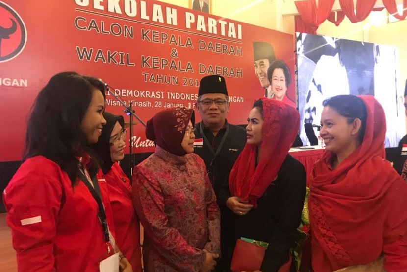 Bakal calon Wakil Gubernur Jawa Timur Puti Guntur Soekarno mengikuti sekolah partai calon kepala dan wakil kepala daerah yang digelar Partai Demokrasi Indonesia Perjuangan (PDIP) di Jawa Barat, Selasa (30/1).