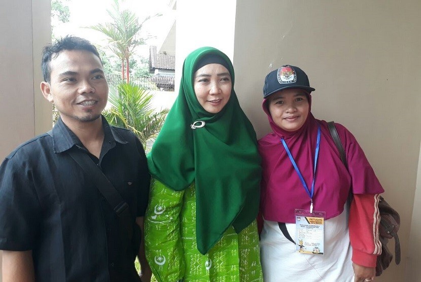 Bakal calon wakil gubernur NTB Siti Rohmi Djalilah (tengah)