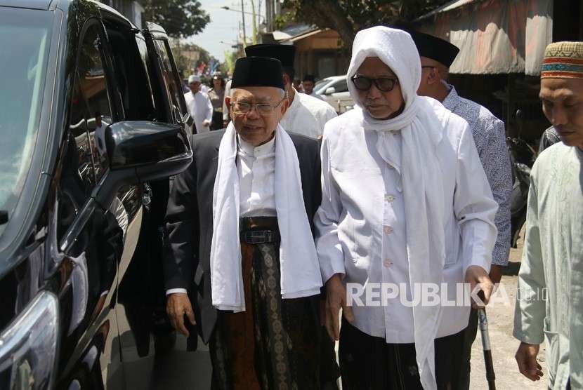 Bakal Calon Wakil Presiden Ma'ruf Amin (kiri) berjalan didampingi pengasuh pondok pesantren Lirboyo KH Anwar Mansur (kanan) saat berkunjung di Pondok Pesantren Lirboyo, Kediri, Jawa Timur, Senin (3/9).