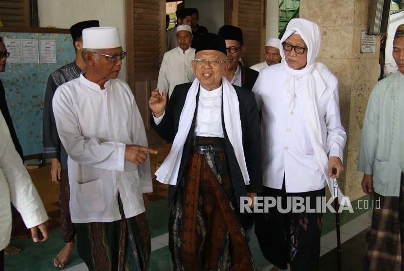 KH Anwar Iskandar (kiri) diajukan sebagai Ketua Umum MUI menggantikan KH Miftachul Akyar yang mengundurkan diri. 