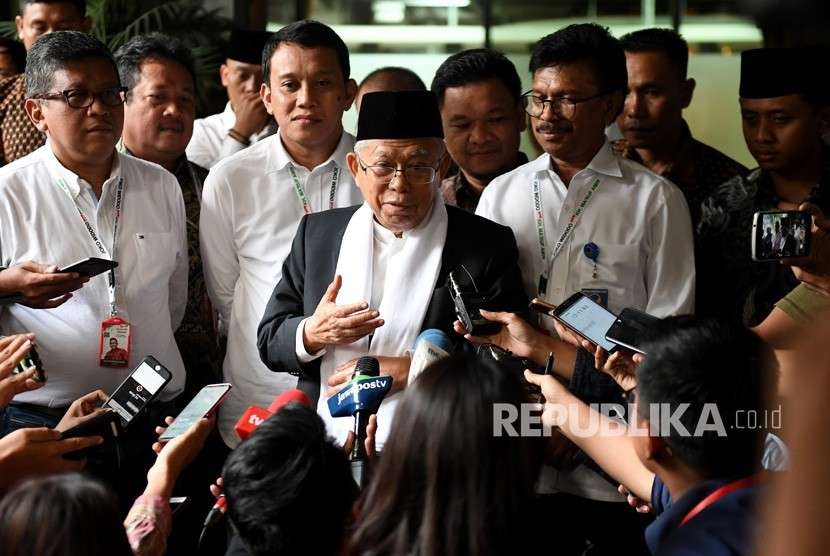 Bakal Calon Wakil Presiden Ma'ruf Amin (tengah) didampingi sejumlah sekjen partai pengusung memberikan keterangan usai mengikuti rapat perdana dengan Tim Kampanye Nasional (TKN) Jokowi-Maruf di Jakarta, Senin (17/8). 