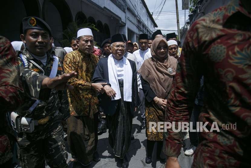 Bakal calon Wakil Presiden Ma'ruf Amin (tengah) tiba di Pondok Pesantren Krapyak, Bantul, DI Yogyakarta, Ahad (14/10). 