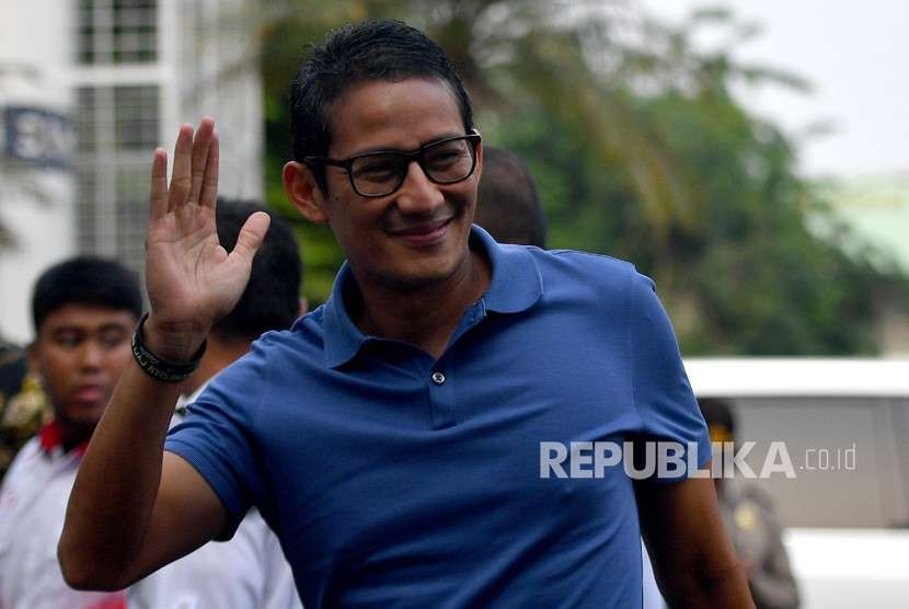 Bakal calon wakil presiden Pilpres 2019 Sandiaga Uno (kanan) tiba untuk menjalani tes kesehatan di RSPAD, Jakarta, Senin (13/8).