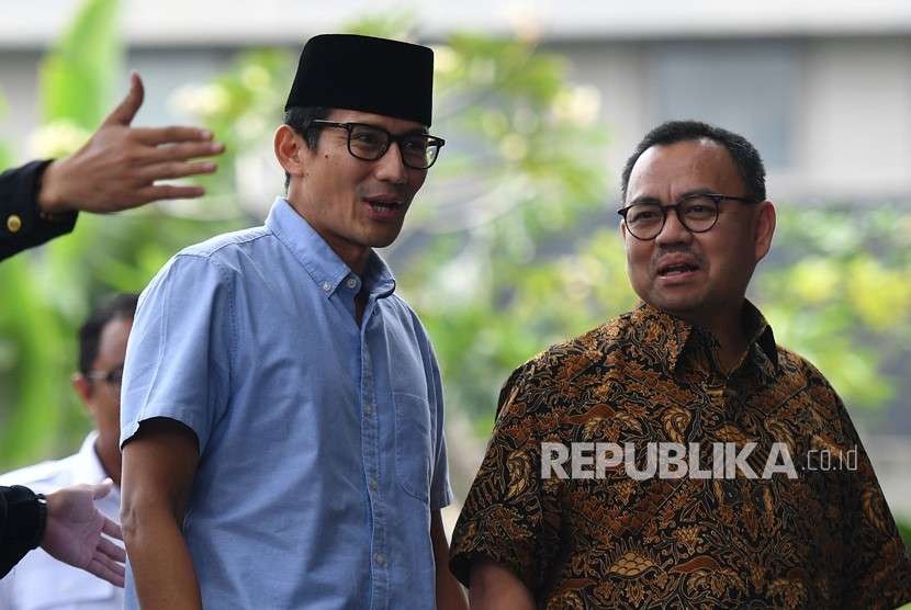 Bakal calon wakil presiden Sandiaga Uno (kiri) pada Pilpres 2019 didampingi anggota tim pemenangan Prabowo-Sandi, Sudirman Said, tiba di gedung KPK, Jakarta, Selasa (14/8). 